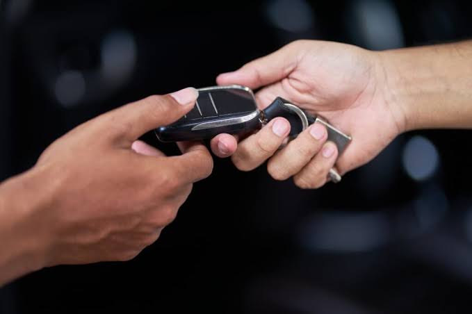 Remote head key and proximity fob for comparison during car key replacement