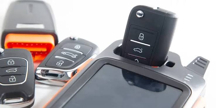 Transponder key being programmed to a vehicle with diagnostic equipment in Oklahoma City